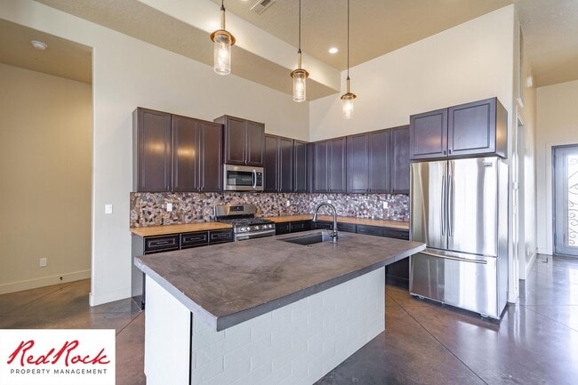 Building Photo - 4 Bedroom Luxury Home Near Sand Hollow