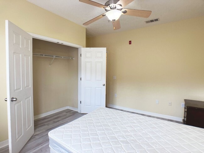 Building Photo - Campus View - Furnished 3 Bedroom, 3 Bathroom Apartment