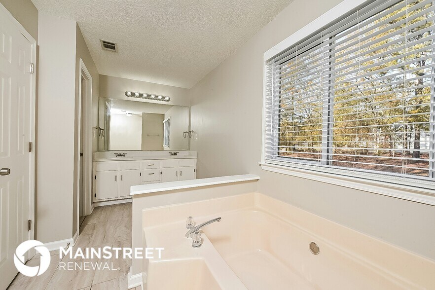 Building Photo - 310 Lakefront Dr