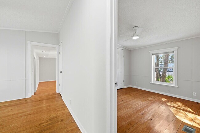 Building Photo - 215 Lee Pl