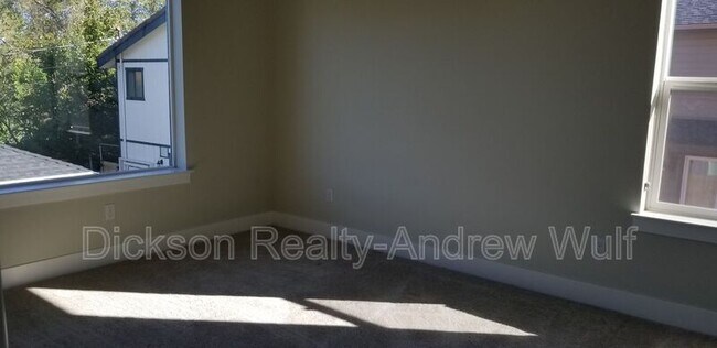 Building Photo - 711 Roberts St