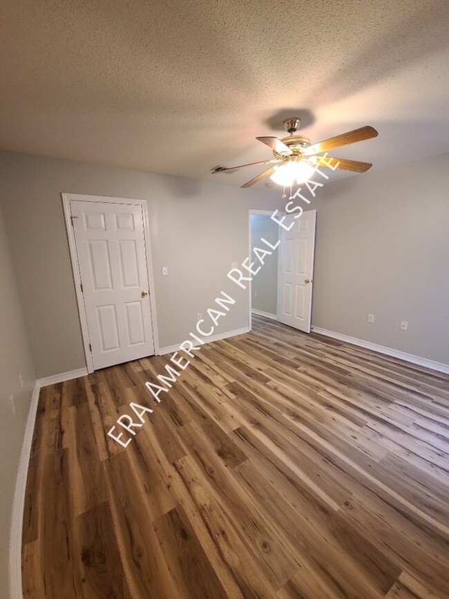 Building Photo - Vaulted ceiling in greatroom