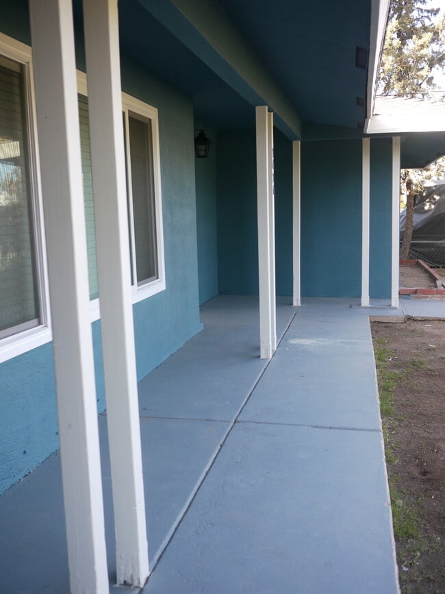 Building Photo - Charming 2-Bed, 1.5-Bath Home with 2-Car Garage in Hesperia, CA!