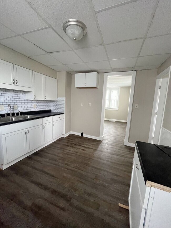 Building Photo - Stunning 3 bedroom, 2 bathroom two story h...