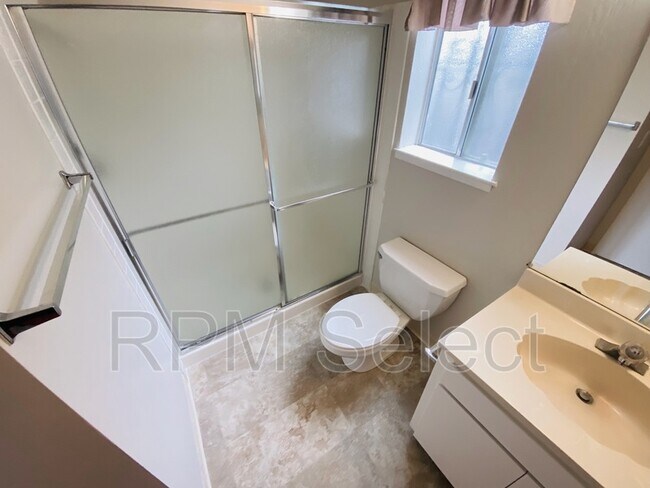 Building Photo - 2204 Lupine Rd