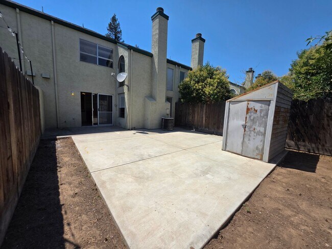 Building Photo - 3 bedroom condo w/2 car garage!