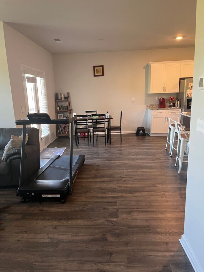 Building Photo - 4 Bed, 2 Bath House