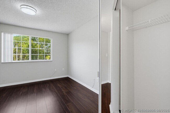 Building Photo - 400 Crestwood Ct N