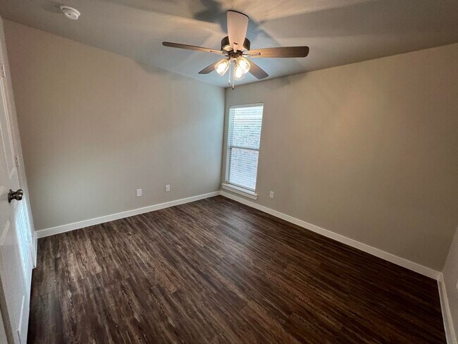 Building Photo - 2030 Kenwood Ave
