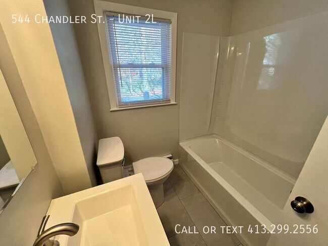 Building Photo - 544 Chandler St