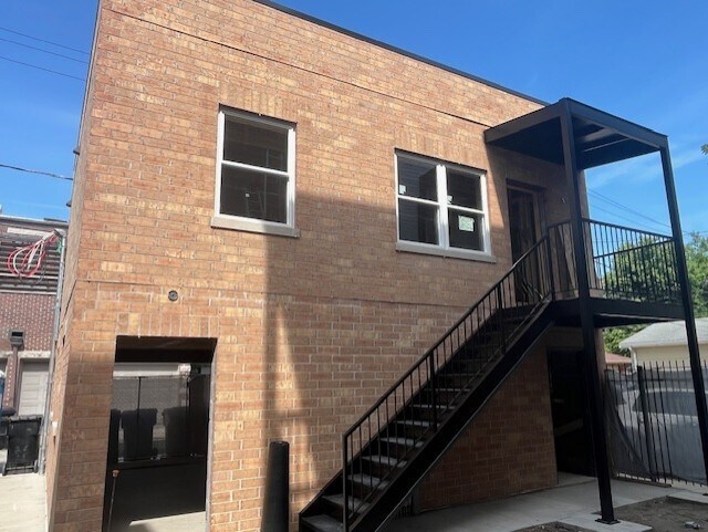 Building Photo - 3726 N Racine Ave