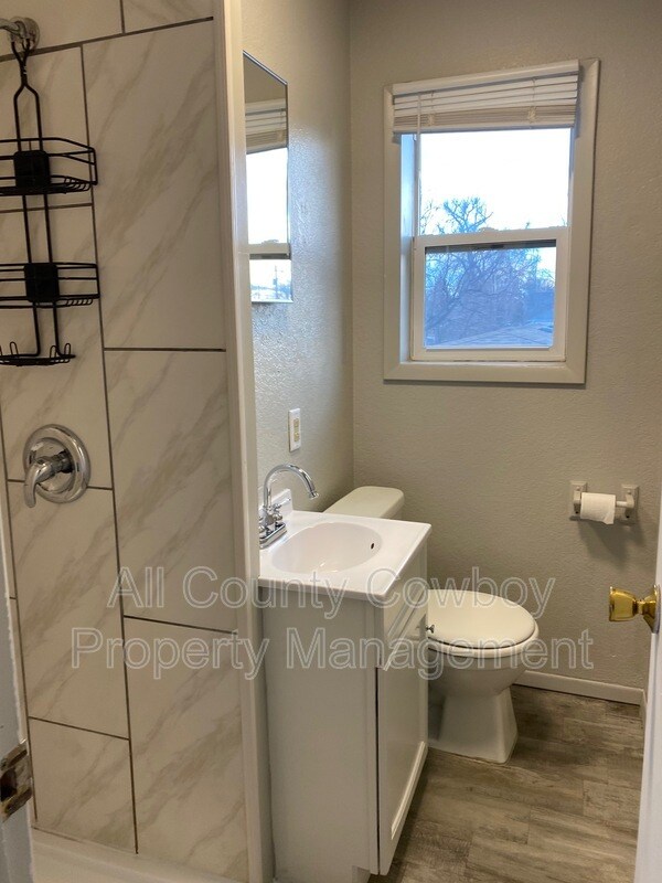 Building Photo - 862 N 5th St