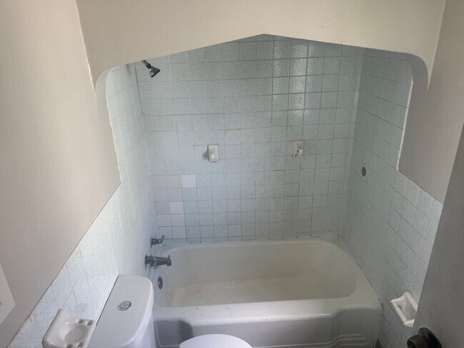 Building Photo - 549 Farnsworth Ave
