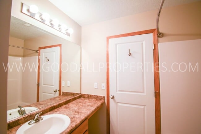 Building Photo - 3 Bedroom 2.5 Bathroom end unit home in Urbandale!!!