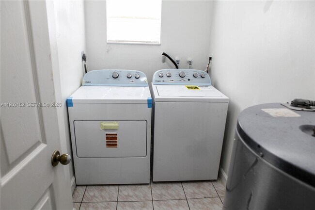 Building Photo - 985 NW 132nd Ct