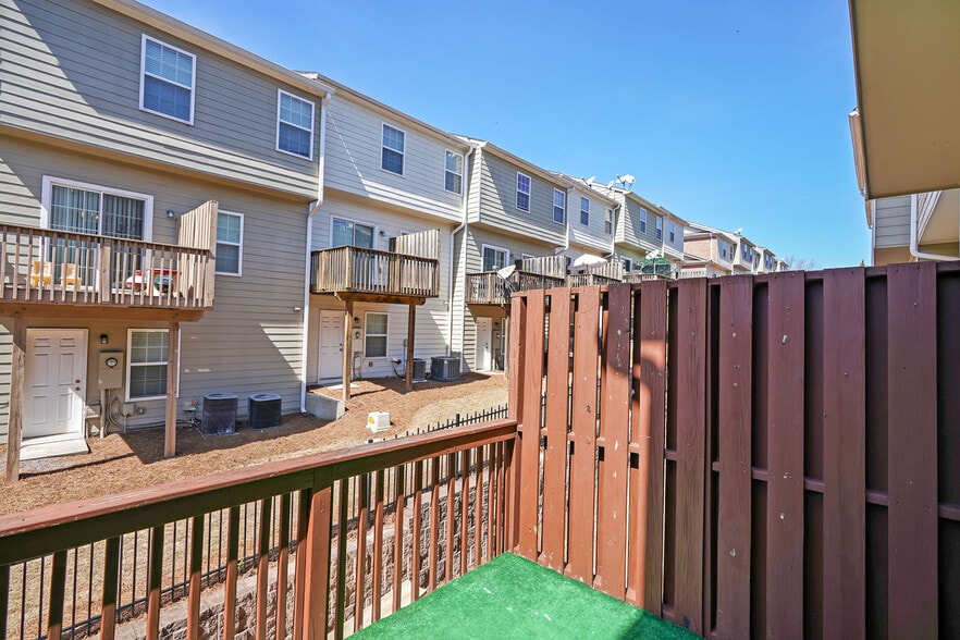Building Photo - 2217 Landing Walk Dr