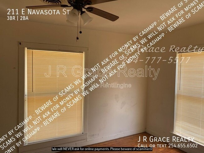 Building Photo - 211 E Navasota St