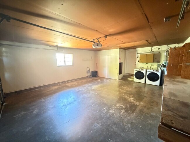 Building Photo - 3 Bedroom | 2 Bathroom | Single Family Home
