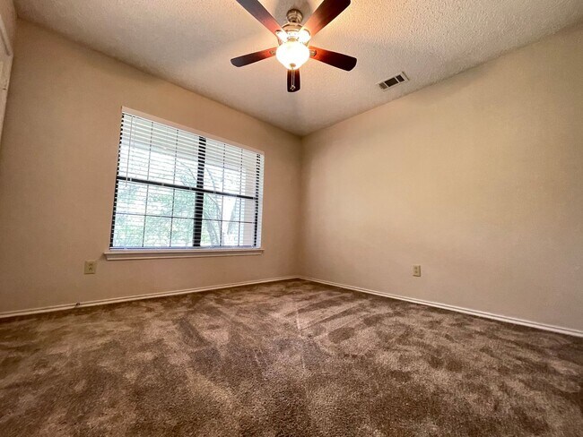 Building Photo - 4 Bed 2 Bath