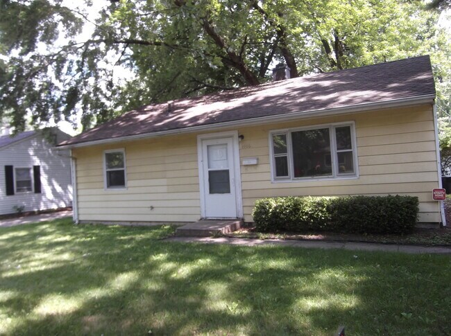 Primary Photo - 1006 E Michigan Ave