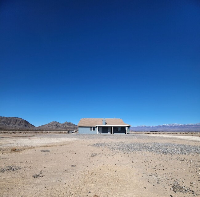 Building Photo - GOLDEN SPRINGS RANCH U8 - W. Betty Avenue