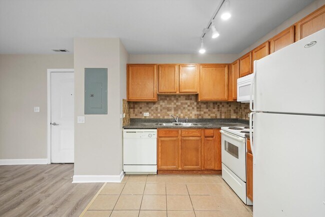Building Photo - 3423 Ridgeland Ave