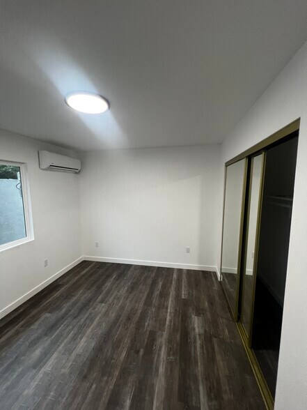 Building Photo - 2116 Zoe Ave