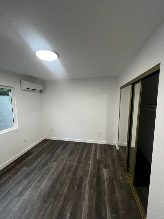 Building Photo - 2116 Zoe Ave