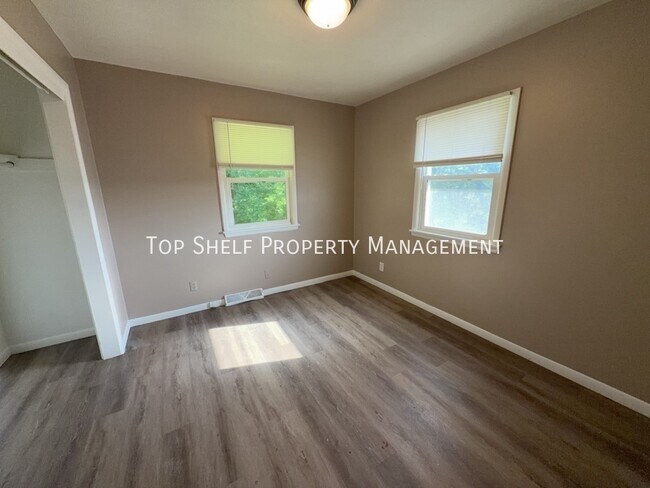 Building Photo - 2425 Welbeck Rd