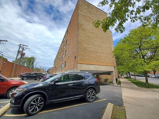 Building Photo - 7320 N Rogers Ave