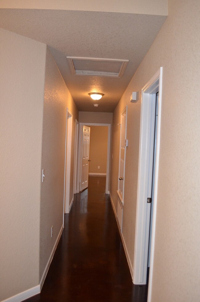 Building Photo - 1609 Pontotoc Ter