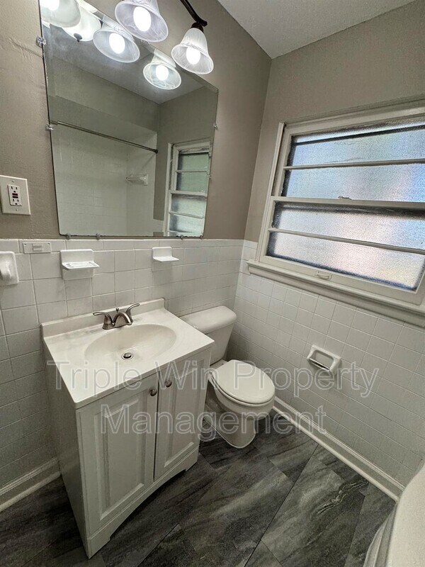Building Photo - 8629 Elwyn Dr