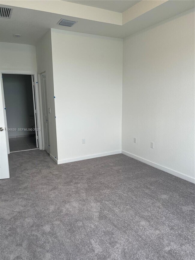 Building Photo - 20588 NE 5th Pl