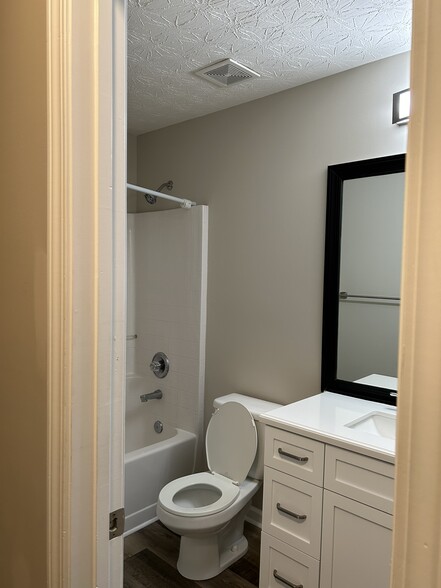 Upstairs shared bath - 2916 Vining Ridge Ter