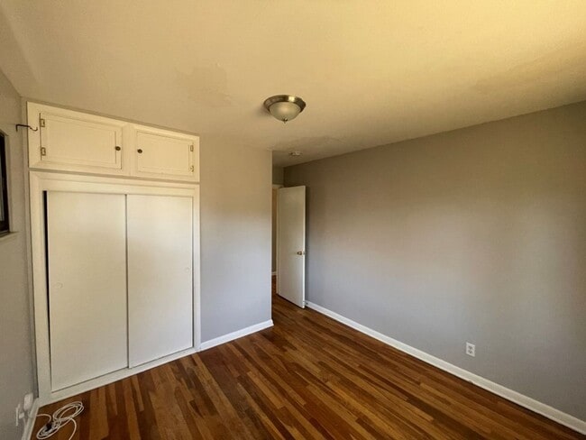 Building Photo - Spacious 3 bed/1 bath w/W/D and 2 car garage