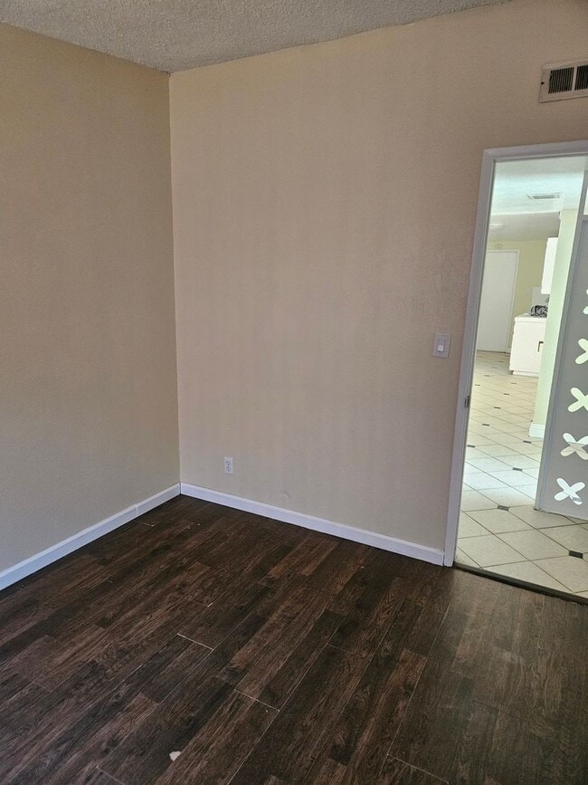 Building Photo - Large 3 Bedroom 2 Bath House