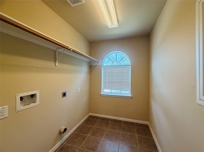 Building Photo - 246 Golden Grain Dr