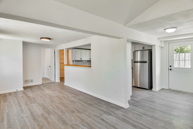 Building Photo - 402 Marquette Rd