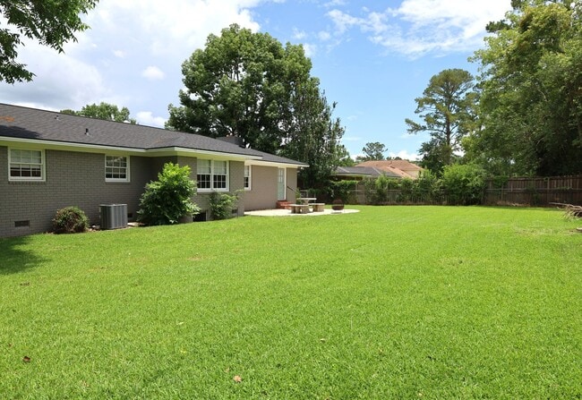 Building Photo - 111 Fairway Dr