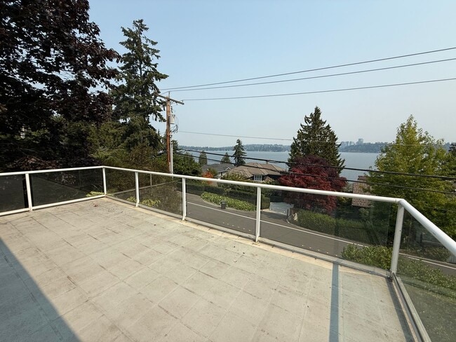 Building Photo - 7275 N Mercer Way