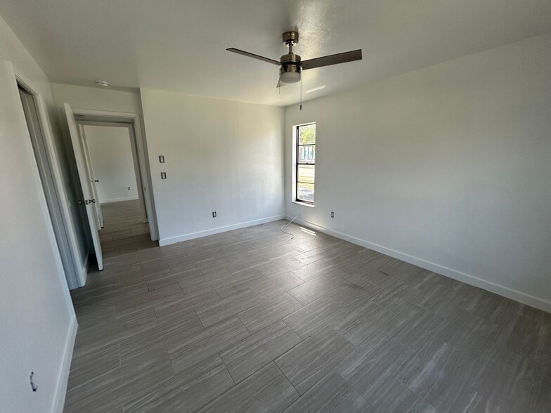 Building Photo - 4712 SE 5th Pl