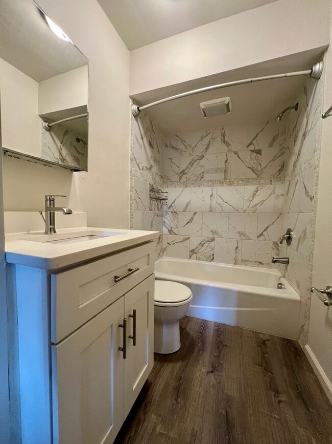 Building Photo - Charming Three Bedroom Townhouse in Squirr...