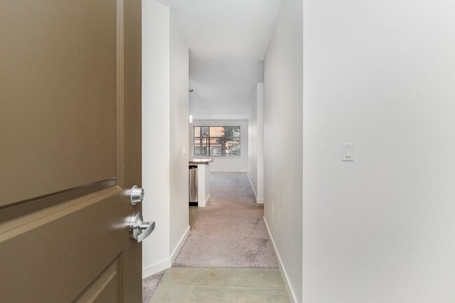 Building Photo - Spacious 1 Bedroom + Den in Canal Station ...