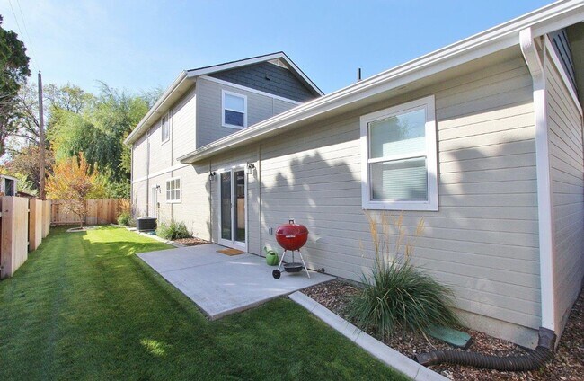 Building Photo - Immaculate North End Home