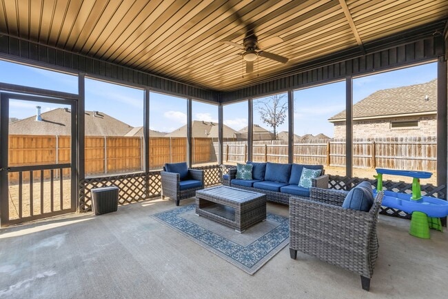 Building Photo - 3 Bedrooms Plus an Office & Sun room