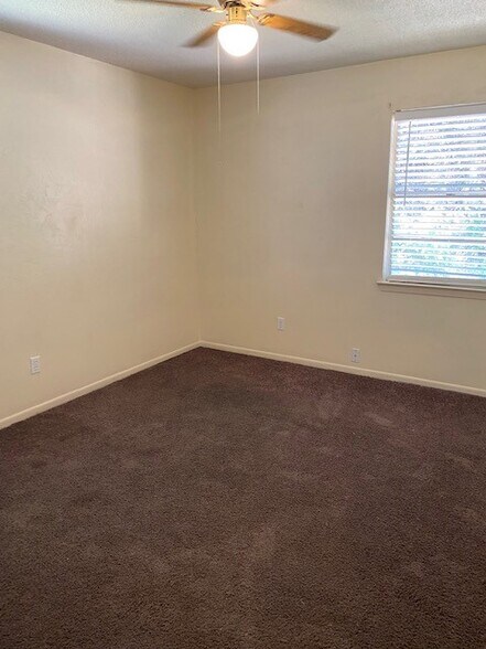 Building Photo - 1201 Bluff Dr