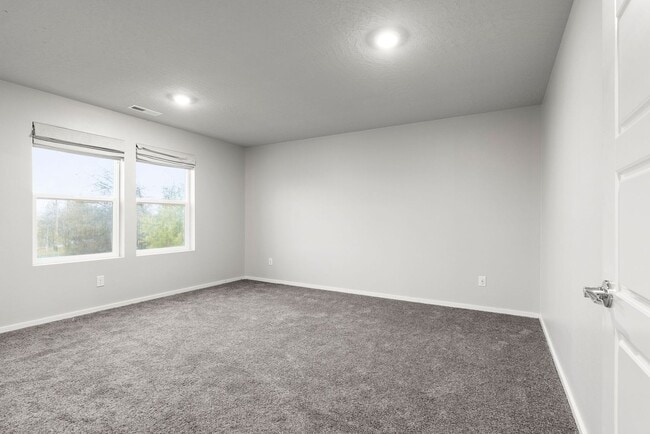 Building Photo - Newer Construction Home in Upriver Drive Neighborhood