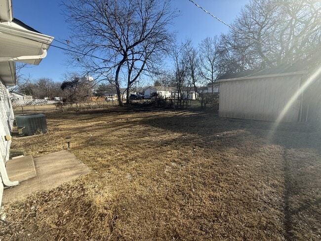 Building Photo - 939 E 6th