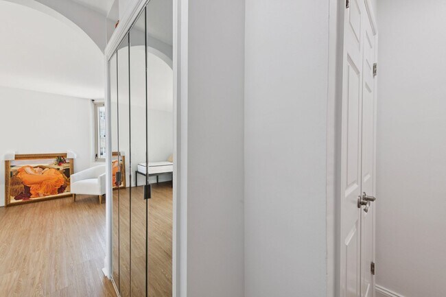 Building Photo - Renovated Studio w/ Private Balcony Glover...