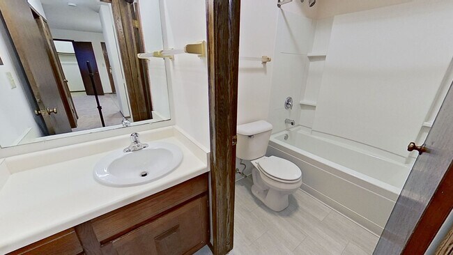 Building Photo - Lower 1 Bedroom 1 Bathroom Apartment is Av...